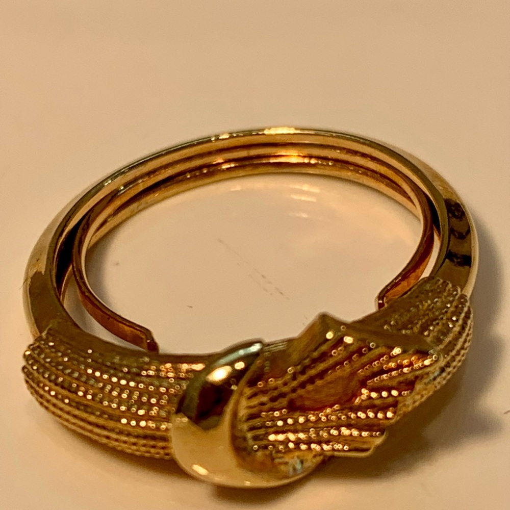 Elegant Gold tone Ring.Adjustable sz 6/7